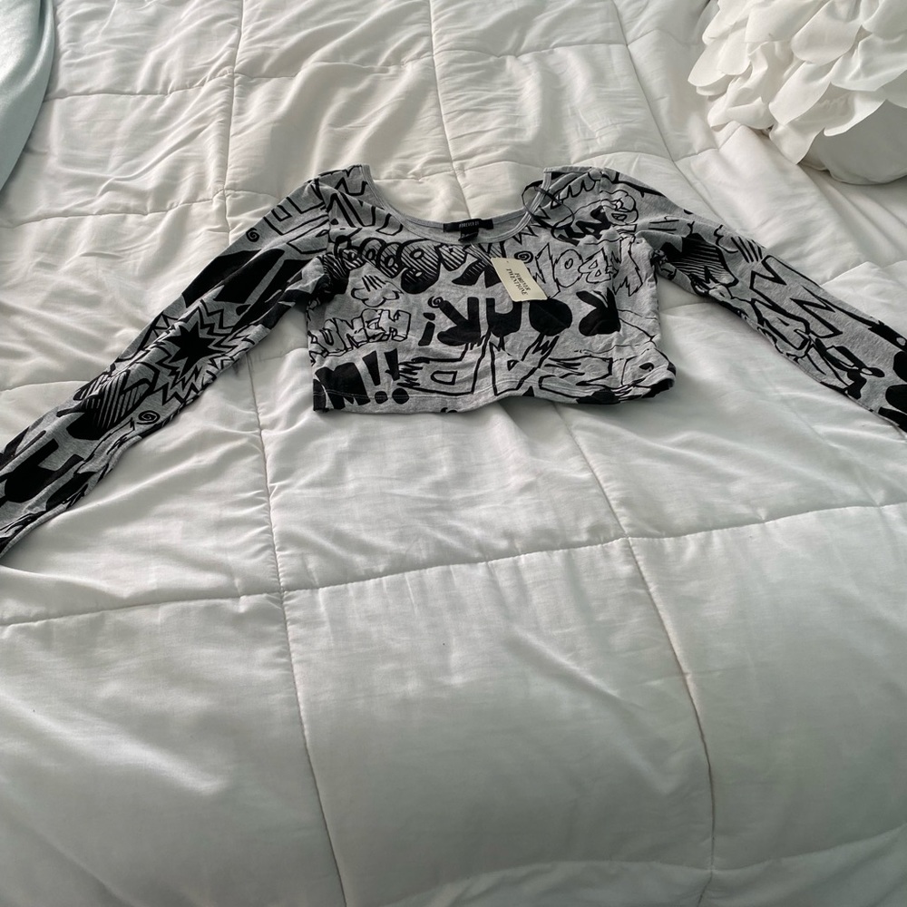 Forever 21 NWT Crop Top- Long Sleeve- Grey & Black Batman Inspired Size Medium - Picture 7 of 12